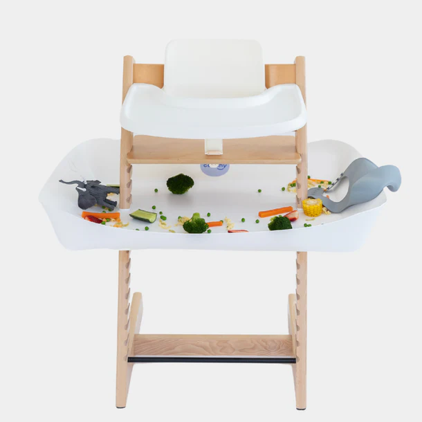 Catchy high chair food-catching tray to keep the mess contained